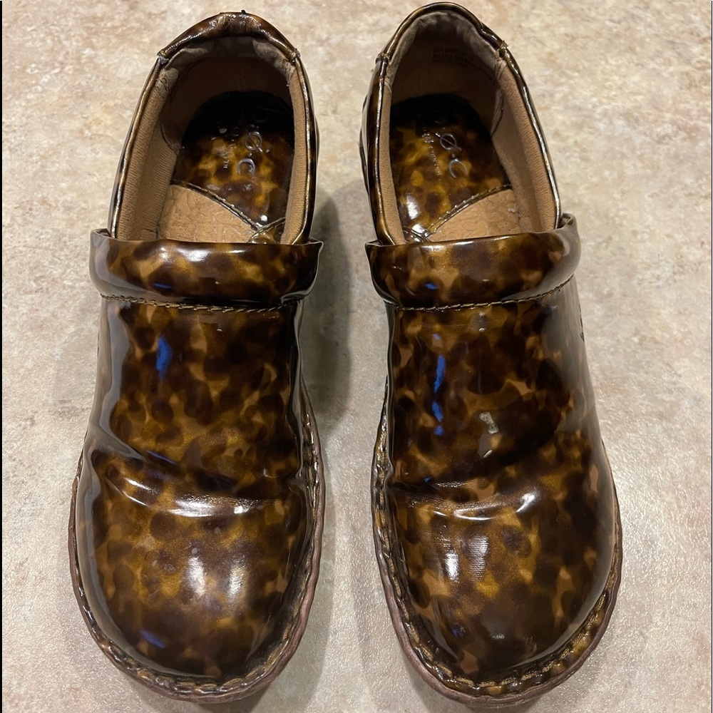 BOC Born Concept Clogs Shoes Brown Animal Print Womens Size 8M patent Leather